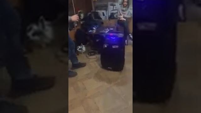 Портативная колонка Temeisheng SL15-02 с Bluetooth,USB,CD с двумя микрофонами и мощным аккумуляторо смотреть онлайн