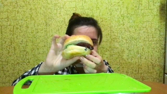 MUKBANG 3 Бургера // История моих отношений // Возвращение к бывшему?! // 3 burgers смотреть онлайн