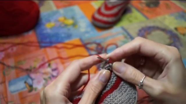 Тапочки одним полотном. Спицы. Справится начинающий. смотреть онлайн