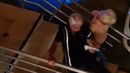 Пьяная пара спускается по ступенькам смотреть онлайн