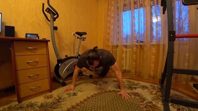 Больше 100 отжиманий за подход, цель достигнута. Идем дальше смотреть онлайн