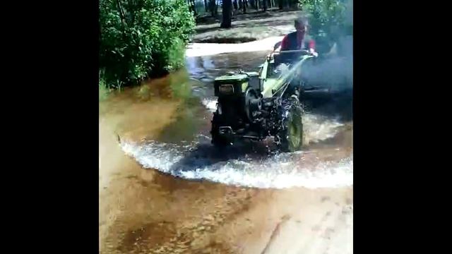 Їзда на мотоблоці по річці смотреть онлайн