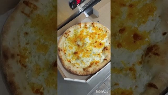 Хрустящий и аппетитная пицца 4 сыра. смотреть онлайн