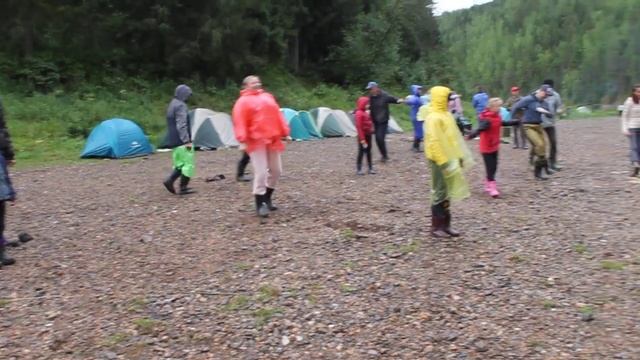 Танцы в походе смотреть онлайн