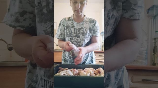 Сегодня испытываю газовую духовку. Готовлю куриные крылышки в сметане #домвдеревне #изквартирывдом смотреть онлайн