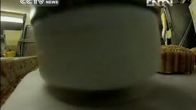 Bakeries cook up mooncakes to mark lunar festival смотреть онлайн