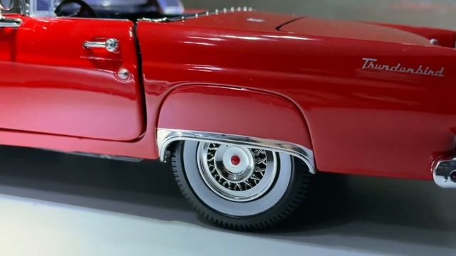 MotorMax 1:18 1956 Ford Thunderbird