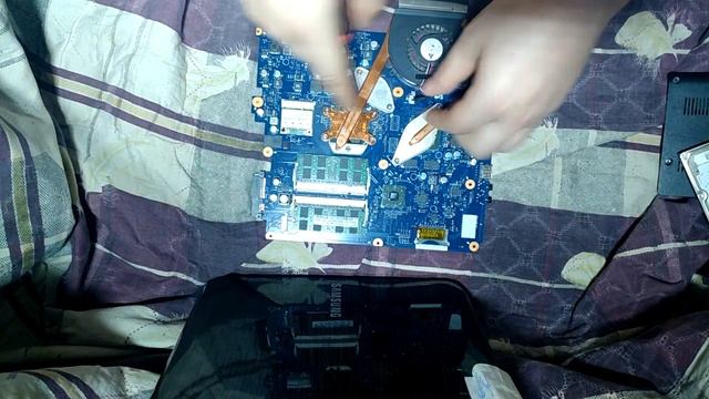Чистка ноутбука или ремонт за счёт лоха.Samsung R525. смотреть онлайн