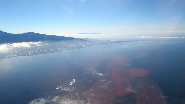 Landing at Tenerife South Airport. During Landing you can see 4 Canary Islands, Spain. смотреть онлайн
