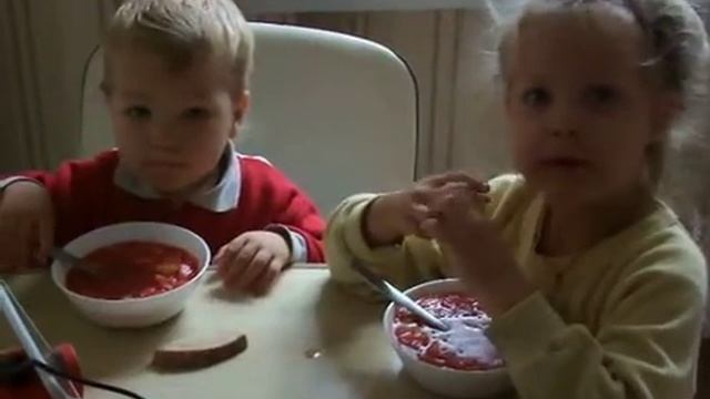 Анфиса кушает борщ