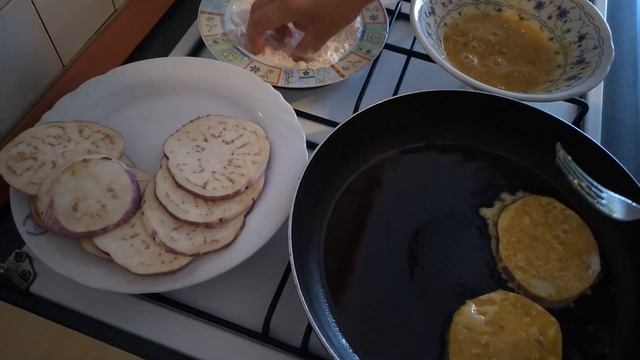 Аппетитная закуска из баклажанов. Баклажаны жаренные кружечками в кляре на сковороде смотреть онлайн
