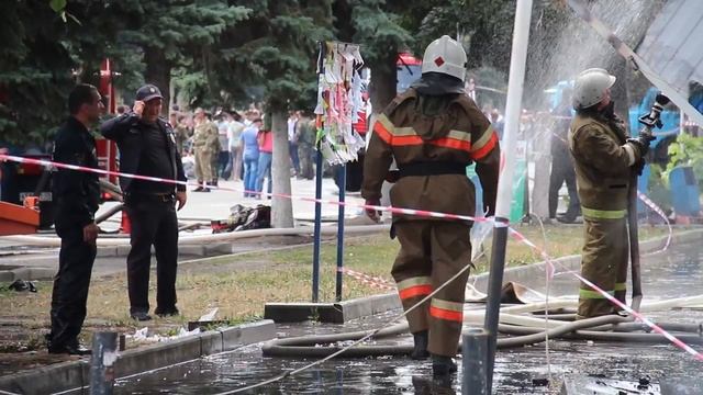 Ликвидация пожара на вещевом рынке в центре Черкесска.mp4 смотреть онлайн