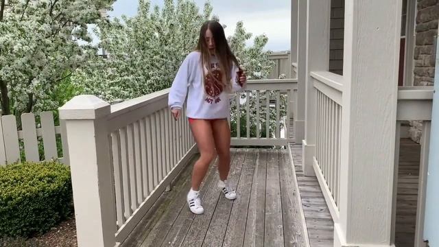 Девушки танцуют Shuffle (танец ногами) НОВОЕ 2020 | Красивые девушки/Зажигательные танцы смотреть онлайн