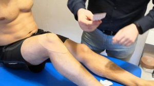 Наложение кинезио тейпа с целью стабилизации коленного сустава.