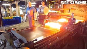 Стеклодувное производство стеклянных предметов и изделий из стекла, очень завораживающее зрелище.