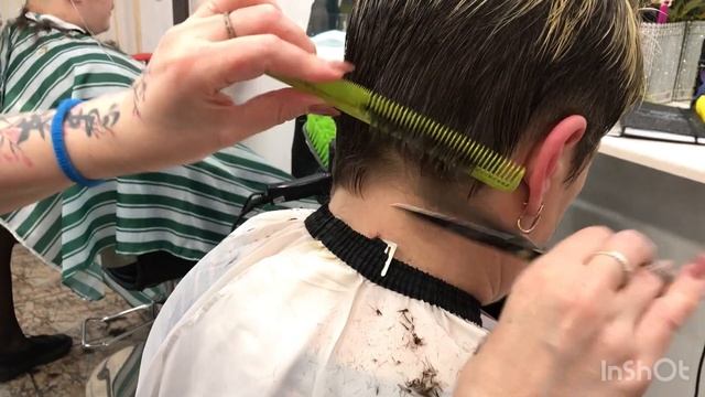 Как стричь бока и затылок ножницами(короткое видео) смотреть онлайн