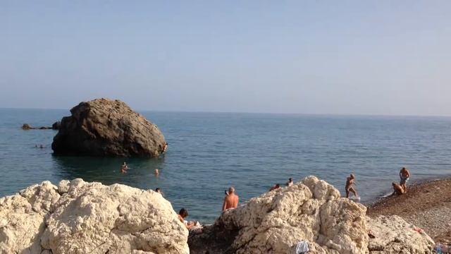 Бухта Афродиты Кипр, пляж и скалы Афродиты, Petra tou Romiou Cyprus в сентябре 2015 год смотреть онлайн