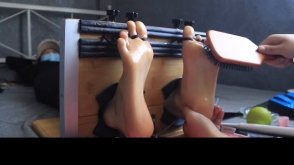 不要再用电动牙刷搔脚了啊！！！Chinese girl super ticklish sweaty feet tickle/Asian woman sweaty soles tickle
