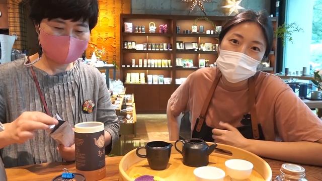 ПОДРАБАТЫВАЮ В КАФЕ | ГОТОВЛЮ НАПИТКИ С ПОРОШКОМ ЗЕЛЁНОГО ЧАЯ ПО ФИРМЕННЫМ РЕЦЕПТАМ смотреть онлайн