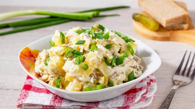 Салат с рыбой горячего копчения и картофелем смотреть онлайн