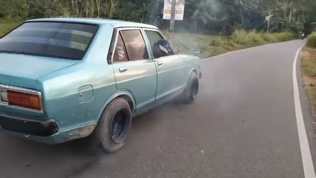 Nissan Datsun B310 Burnout смотреть онлайн