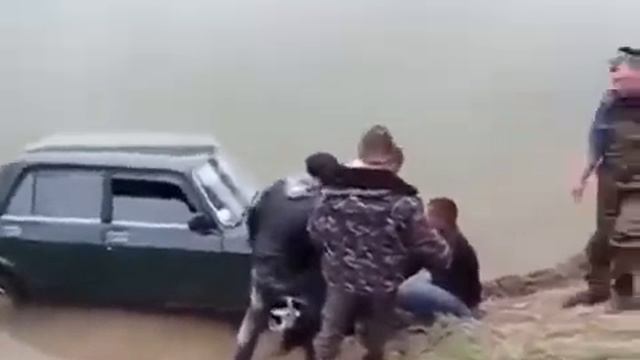 На авто в реку Придурки утопили машину Приколы с авто смотреть онлайн
