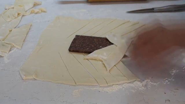 Слойка с шоколадом. Рецепт с gifки. смотреть онлайн