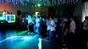 Танцевальный батл девочки против мальчиков