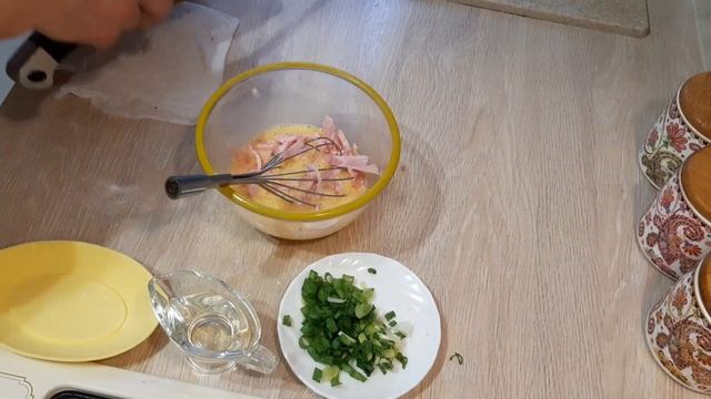 Быстрый завтрак. Омлет с ветчиной и луком. смотреть онлайн