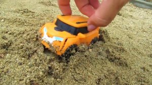 Игрушечные машины. Машинки в песке и грязи. Мойка машинок