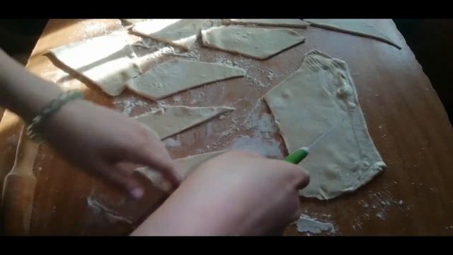 Самый легкий рецепт круассанов к чаю!!!!Всего два ингредиента -слоенное тесто и банка сгущёнки!!! смотреть онлайн