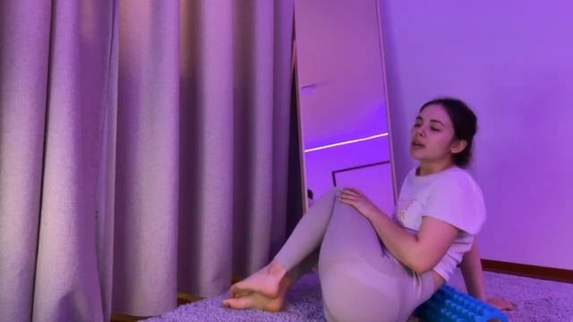 Просвечивают штаны. Стрим. Девушка показала попу. смотреть онлайн