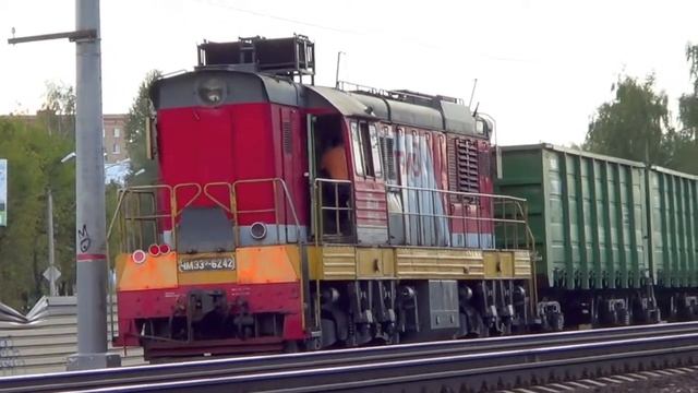 ЧМЭ3э-6242 с маневровым грузовым поездом смотреть онлайн