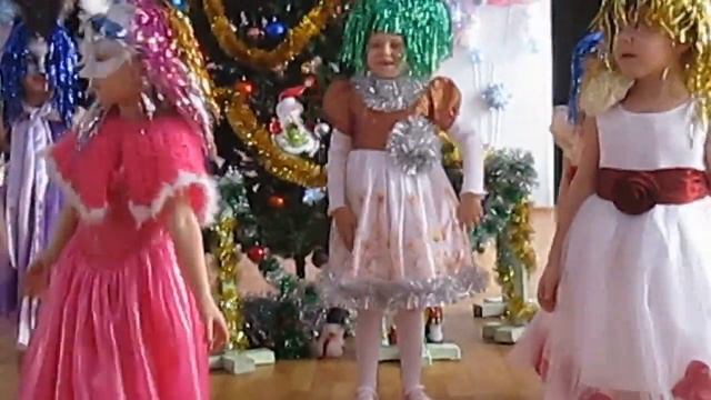 ТАНЕЦ БАБОК-ЁЖЕК-НОВОГОДНИЙ УТРЕННИК 2013 В ДЕТСКОМ САДУ смотреть онлайн