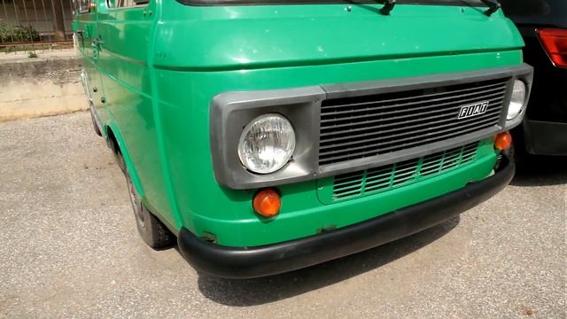 Un vecchio camper FIAT 238 con un bel colore смотреть онлайн