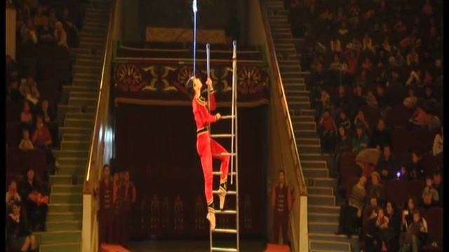 Sword balancing.Оригинальный баланс на лестнице смотреть онлайн