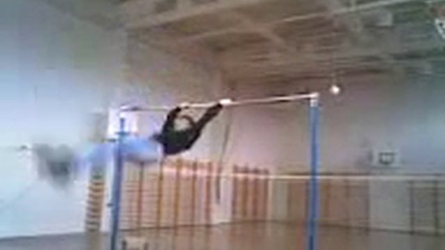 Турник. Подъём махом назад с перехватом