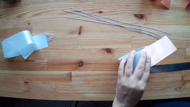 ПЕРЬЯ из АТЛАСНЫХ ЛЕНТ своими руками Очень нежные и красивые перья можно сделать быстро и легко смотреть онлайн