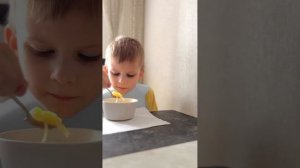 Как мы научили нашего аутичного сына есть разную еду?