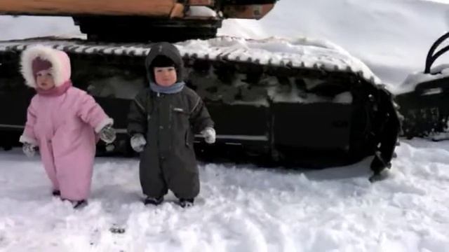 Света и Гоша шагают по снегу смотреть онлайн