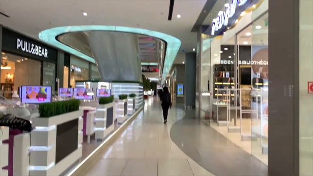 Алёна на прогулке в торговом центре, батуты, игра в мячик смотреть онлайн