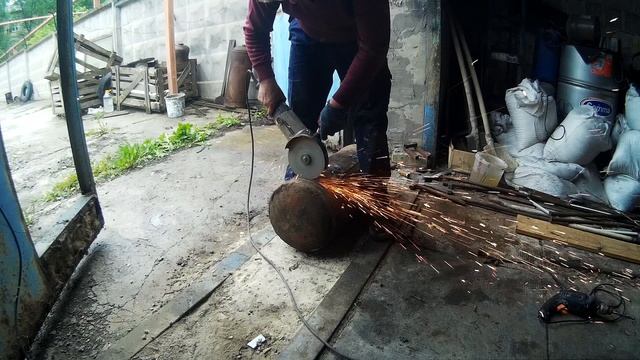 Как сделать обычный мангал из газового баллона. Получается на 8 шампуров или же 2 барбекюшные сетки смотреть онлайн