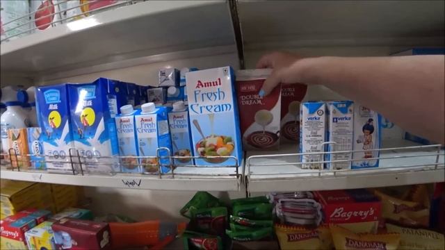87. По тибетским врачам и магазинам. Перед работой они молятся.