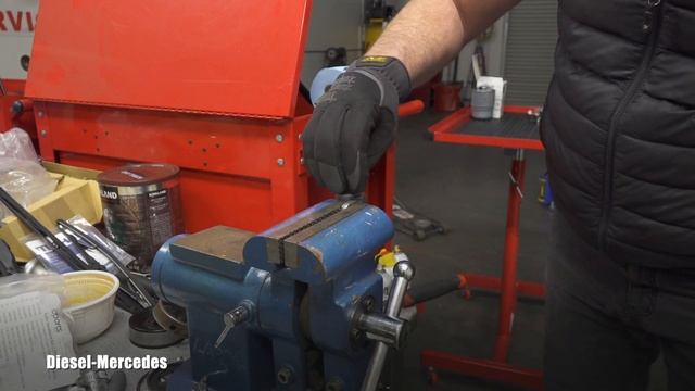 Mercedes Engine OM642 Fuel Pressure Sensor Replacement смотреть онлайн