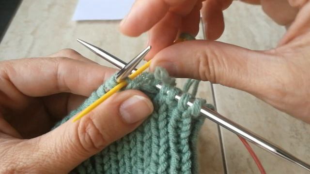 Фабричный край/ Закрытие резинки 1х1 иглой по кругу/ Закрытие петель на спице/ смотреть онлайн