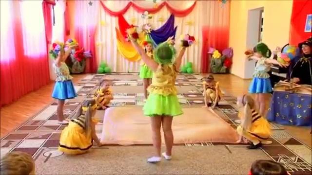 Танец к 8 марта _Пчёлы и Цветы_ в детском саду.mp4 смотреть онлайн