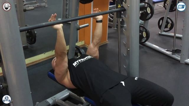 Жим штанги лежа узким хватом c акцентом на трицепс #DarkFit смотреть онлайн