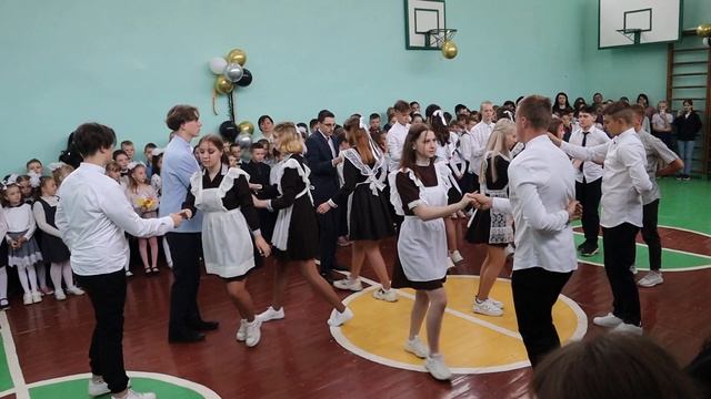танец выпускников на линейке май 2022 года dance of graduates on the line May 2022 смотреть онлайн