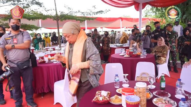 Kakak Kandung dari Raja Malaysia ke 16 & Sultan Pahang ke 6 Makan Siang di Hubdam 3 Siliwangi смотреть онлайн