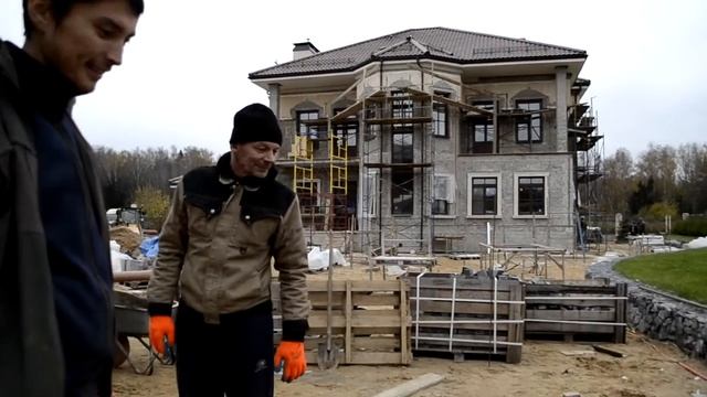 Фриз по краю поля мощения в два камня колотой брусчатки габро 8 см. смотреть онлайн